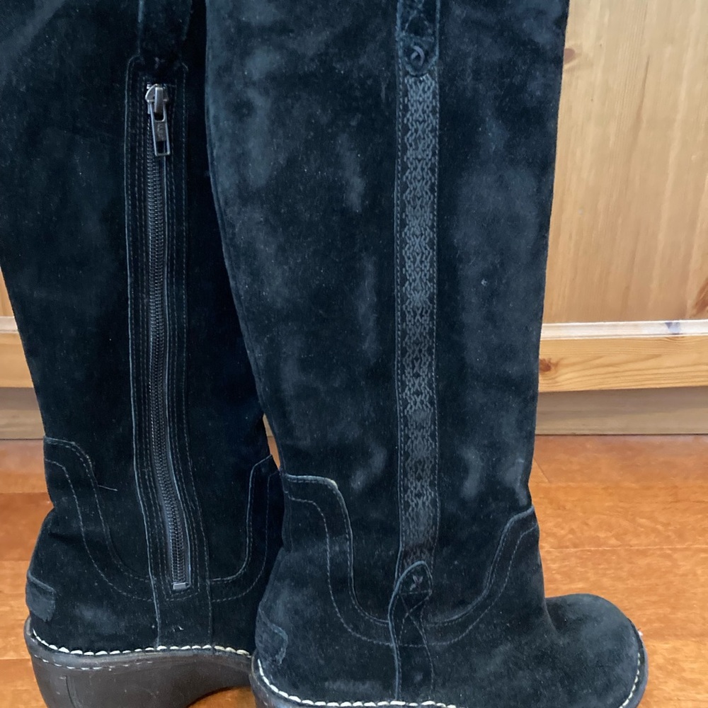 UGG Tall suede boots w/fur lining sz 5